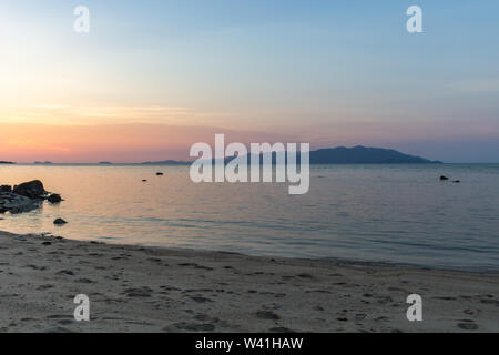 Koh Phangan Island von einem Sandstrand auf Koh Samui in der Abenddämmerung gesehen Stockfoto