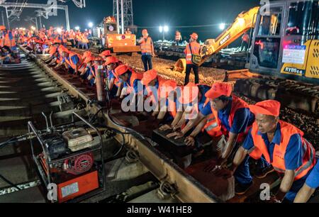 (190719) - NANCHANG, Juli 19, 2019 (Xinhua) - konstruktoren Arbeiten auf der Baustelle Nanchang-Ganzhou high-speed Railway in Nanchang City, East China's Jiangxi Province, 18. Juli 2019. Mit kontinuierlichen über 1.000 Konstrukteurswertung acht Stunden streben, die Nanchang-Ganzhou high-speed Railway erfolgreich am Freitag zu Nanchang Transport Hub angeschlossen hat, was bedeutet, dass es formal hat China's High-speed rail Netzwerk angeschlossen. Die 415.734 Kilometer langen Nanchang-Ganzhou high-speed Railway mit einer Geschwindigkeit von 350 km pro Stunde links Nanchang City und Ganzhou in der Provinz Jiangxi. Stockfoto