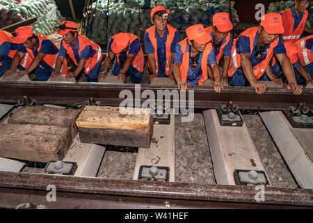 (190719) - NANCHANG, Juli 19, 2019 (Xinhua) - konstruktoren Arbeiten auf der Baustelle Nanchang-Ganzhou high-speed Railway in Nanchang City, East China's Jiangxi Province, 19. Juli 2019. Mit kontinuierlichen über 1.000 Konstrukteurswertung acht Stunden streben, die Nanchang-Ganzhou high-speed Railway erfolgreich am Freitag zu Nanchang Transport Hub angeschlossen hat, was bedeutet, dass es formal hat China's High-speed rail Netzwerk angeschlossen. Die 415.734 Kilometer langen Nanchang-Ganzhou high-speed Railway mit einer Geschwindigkeit von 350 km pro Stunde links Nanchang City und Ganzhou in der Provinz Jiangxi. Stockfoto