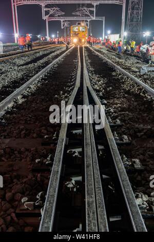 (190719) - NANCHANG, Juli 19, 2019 (Xinhua) - Konstruktoren verwenden, um eine große Stopfmaschine der neu festgelegten Titel in Nanchang City, East China's Jiangxi Province, 19. Juli 2019 beizubehalten. Mit kontinuierlichen über 1.000 Konstrukteurswertung acht Stunden streben, die Nanchang-Ganzhou high-speed Railway erfolgreich am Freitag zu Nanchang Transport Hub angeschlossen hat, was bedeutet, dass es formal hat China's High-speed rail Netzwerk angeschlossen. Die 415.734 Kilometer langen Nanchang-Ganzhou high-speed Railway mit einer Geschwindigkeit von 350 km pro Stunde links Nanchang City und Ganzhou in der Provinz Jiangxi. (Xinhu Stockfoto