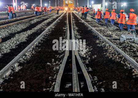 (190719) - NANCHANG, Juli 19, 2019 (Xinhua) - Konstruktoren verwenden, um eine große Stopfmaschine der neu festgelegten Titel in Nanchang City, East China's Jiangxi Province, 19. Juli 2019 beizubehalten. Mit kontinuierlichen über 1.000 Konstrukteurswertung acht Stunden streben, die Nanchang-Ganzhou high-speed Railway erfolgreich am Freitag zu Nanchang Transport Hub angeschlossen hat, was bedeutet, dass es formal hat China's High-speed rail Netzwerk angeschlossen. Die 415.734 Kilometer langen Nanchang-Ganzhou high-speed Railway mit einer Geschwindigkeit von 350 km pro Stunde links Nanchang City und Ganzhou in der Provinz Jiangxi. (Xinhu Stockfoto