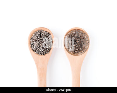 Trocken und Nass Chia Chia Samen Samen oder Chia-Ei in Holzlöffel, auf Weiß mit Freistellungspfad isoliert. Eiersatzprodukte, Eiern, veganer Eier Konzept ersetzen Stockfoto