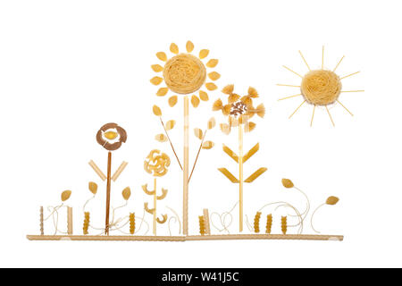 Kunst Zusammensetzung der Landschaft mit Bäumen und Sonne, mit verschiedenen Arten von Pasta erstellt und isoliert auf weißem Hintergrund Stockfoto