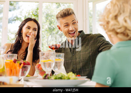 Eltern Gefühl überrascht, während Ihre niedlichen Sohn Stockfoto