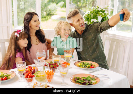 Familie, selfie während dem Mittagessen im Sommer Haus Stockfoto
