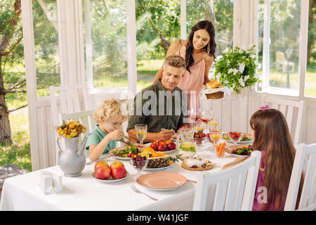 Mumie, Baguette und genießen Sie das Mittagessen im Sommer Haus Stockfoto