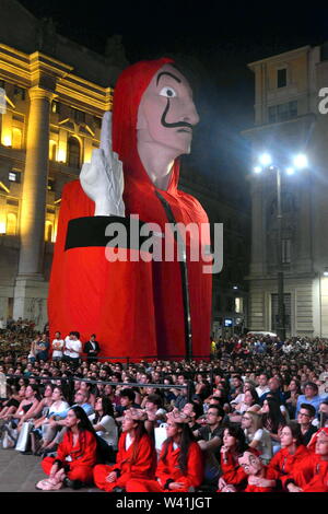 Piazza Affari, Vorschau der TV-Serie, La Casa di Carta, ein Platz voll von Zuschauern (Maurizio Maule/Fotogramma, Mailand - 2019-07-19) p.s. La foto e 'utilizzabile nel rispetto del contesto in Cui e' Stata scattata, e senza intento diffamatorio del decoro delle Persone rappresentate Stockfoto