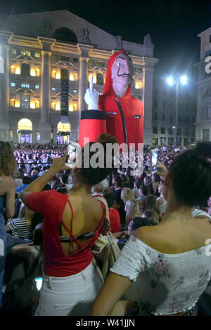 Piazza Affari, Vorschau der TV-Serie, La Casa di Carta, ein Platz voll von Zuschauern (Maurizio Maule/Fotogramma, Mailand - 2019-07-19) p.s. La foto e 'utilizzabile nel rispetto del contesto in Cui e' Stata scattata, e senza intento diffamatorio del decoro delle Persone rappresentate Stockfoto