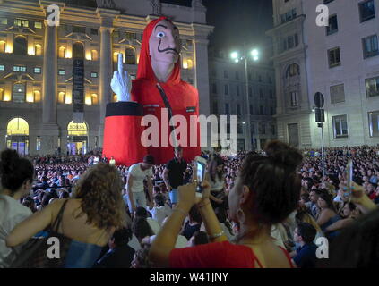 Piazza Affari, Vorschau der TV-Serie, La Casa di Carta, ein Platz voll von Zuschauern (Maurizio Maule/Fotogramma, Mailand - 2019-07-19) p.s. La foto e 'utilizzabile nel rispetto del contesto in Cui e' Stata scattata, e senza intento diffamatorio del decoro delle Persone rappresentate Stockfoto