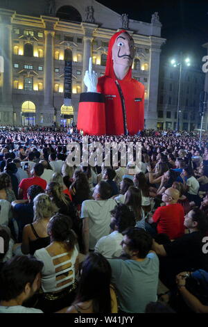 Piazza Affari, Vorschau der TV-Serie, La Casa di Carta, ein Platz voll von Zuschauern (Maurizio Maule/Fotogramma, Mailand - 2019-07-19) p.s. La foto e 'utilizzabile nel rispetto del contesto in Cui e' Stata scattata, e senza intento diffamatorio del decoro delle Persone rappresentate Stockfoto