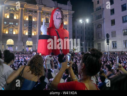 Piazza Affari, Vorschau der TV-Serie, La Casa di Carta, ein Platz voll von Zuschauern (Maurizio Maule/Fotogramma, Mailand - 2019-07-19) p.s. La foto e 'utilizzabile nel rispetto del contesto in Cui e' Stata scattata, e senza intento diffamatorio del decoro delle Persone rappresentate Stockfoto
