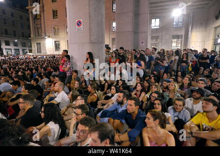 Piazza Affari, Vorschau der TV-Serie, La Casa di Carta, ein Platz voll von Zuschauern (Maurizio Maule/Fotogramma, Mailand - 2019-07-19) p.s. La foto e 'utilizzabile nel rispetto del contesto in Cui e' Stata scattata, e senza intento diffamatorio del decoro delle Persone rappresentate Stockfoto