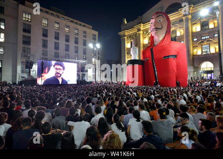 Piazza Affari, Vorschau der TV-Serie, La Casa di Carta, ein Platz voll von Zuschauern (Maurizio Maule/Fotogramma, Mailand - 2019-07-19) p.s. La foto e 'utilizzabile nel rispetto del contesto in Cui e' Stata scattata, e senza intento diffamatorio del decoro delle Persone rappresentate Stockfoto