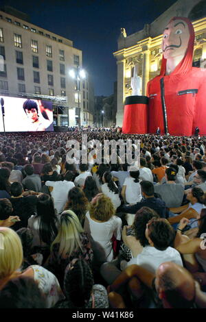 Piazza Affari, Vorschau der TV-Serie, La Casa di Carta, ein Platz voll von Zuschauern (Maurizio Maule/Fotogramma, Mailand - 2019-07-19) p.s. La foto e 'utilizzabile nel rispetto del contesto in Cui e' Stata scattata, e senza intento diffamatorio del decoro delle Persone rappresentate Stockfoto