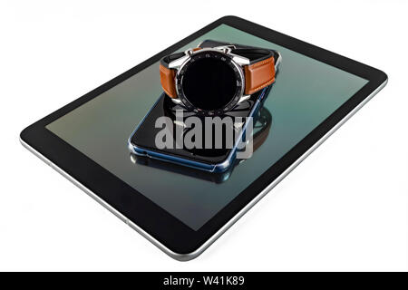 Die Smart Watch liegt auf dem Smartphone, das Smartphone auf dem Tablet. Weißer Hintergrund, isolieren. Stockfoto