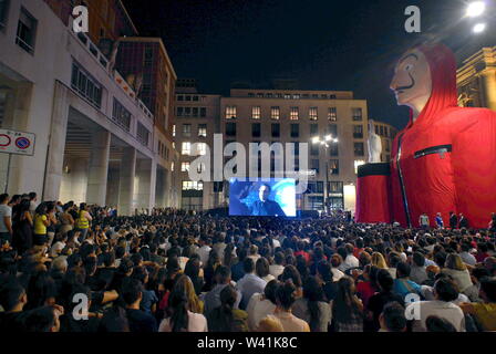 Piazza Affari, Vorschau der TV-Serie, La Casa di Carta, ein Platz voll von Zuschauern (Maurizio Maule/Fotogramma, Mailand - 2019-07-19) p.s. La foto e 'utilizzabile nel rispetto del contesto in Cui e' Stata scattata, e senza intento diffamatorio del decoro delle Persone rappresentate Stockfoto
