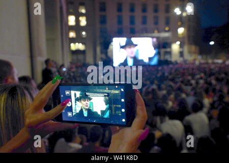 Piazza Affari, Vorschau der TV-Serie, La Casa di Carta, ein Platz voll von Zuschauern (Maurizio Maule/Fotogramma, Mailand - 2019-07-19) p.s. La foto e 'utilizzabile nel rispetto del contesto in Cui e' Stata scattata, e senza intento diffamatorio del decoro delle Persone rappresentate Stockfoto