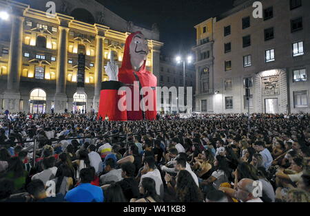 Piazza Affari, Vorschau der TV-Serie, La Casa di Carta, ein Platz voll von Zuschauern (Maurizio Maule/Fotogramma, Mailand - 2019-07-19) p.s. La foto e 'utilizzabile nel rispetto del contesto in Cui e' Stata scattata, e senza intento diffamatorio del decoro delle Persone rappresentate Stockfoto