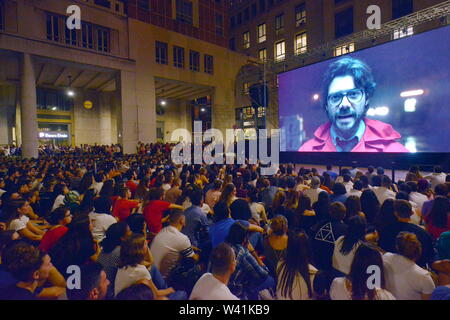 Piazza Affari, Vorschau der TV-Serie, La Casa di Carta, ein Platz voll von Zuschauern (Maurizio Maule/Fotogramma, Mailand - 2019-07-19) p.s. La foto e 'utilizzabile nel rispetto del contesto in Cui e' Stata scattata, e senza intento diffamatorio del decoro delle Persone rappresentate Stockfoto