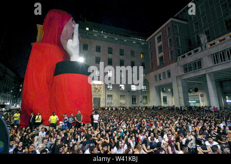 Piazza Affari, Vorschau der TV-Serie, La Casa di Carta, ein Platz voll von Zuschauern (Maurizio Maule/Fotogramma, Mailand - 2019-07-19) p.s. La foto e 'utilizzabile nel rispetto del contesto in Cui e' Stata scattata, e senza intento diffamatorio del decoro delle Persone rappresentate Stockfoto