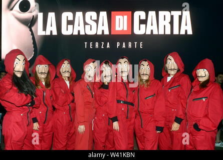 Piazza Affari, Vorschau der TV-Serie, La Casa di Carta, ein Platz voll von Zuschauern (Maurizio Maule/Fotogramma, Mailand - 2019-07-19) p.s. La foto e 'utilizzabile nel rispetto del contesto in Cui e' Stata scattata, e senza intento diffamatorio del decoro delle Persone rappresentate Stockfoto