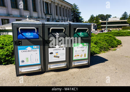 Juli 13, 2019 Berkeley/CA/USA - Recycling (Dosen und Flaschen), Deponie (Müll und einige Arten von Kunststoffen) und Kompost (Lebensmittel und andere compostabl Stockfoto