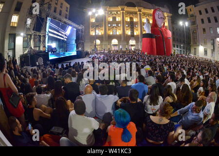 Piazza Affari, Vorschau der TV-Serie, La Casa di Carta, ein Platz voll von Zuschauern (Maurizio Maule/Fotogramma, Mailand - 2019-07-19) p.s. La foto e 'utilizzabile nel rispetto del contesto in Cui e' Stata scattata, e senza intento diffamatorio del decoro delle Persone rappresentate Stockfoto