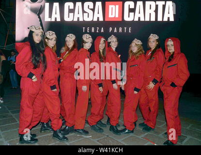 Piazza Affari, Vorschau der TV-Serie, La Casa di Carta, ein Platz voll von Zuschauern (Maurizio Maule/Fotogramma, Mailand - 2019-07-19) p.s. La foto e 'utilizzabile nel rispetto del contesto in Cui e' Stata scattata, e senza intento diffamatorio del decoro delle Persone rappresentate Stockfoto