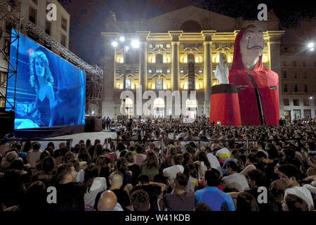 Piazza Affari, Vorschau der TV-Serie, La Casa di Carta, ein Platz voll von Zuschauern (Maurizio Maule/Fotogramma, Mailand - 2019-07-19) p.s. La foto e 'utilizzabile nel rispetto del contesto in Cui e' Stata scattata, e senza intento diffamatorio del decoro delle Persone rappresentate Stockfoto