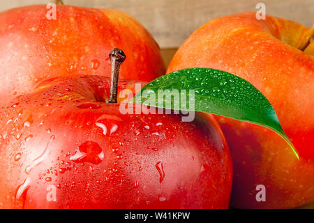 Roter nasser Apfel mit großem Tropfen, Makroaufnahme. Stockfoto
