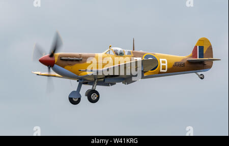 Supermarine Spitfire MkVc (G-LFVC) auf Final Approach in Duxford Stockfoto