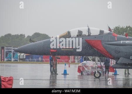 RAF Fairford, Glos, Großbritannien. Juli 2019 19. Tag 1 des Royal International Air Tattoo (RIAT) mit militärischer Flugzeuge aus der ganzen Welt Montage für größte Airshow der Welt, die vom 19.-21. Juli läuft. Schwere Regen am Tag 1 können alle fliegen Demonstrationen, mit Gewittern Prognose auch. Credit: Malcolm Park/Alamy Leben Nachrichten. Stockfoto