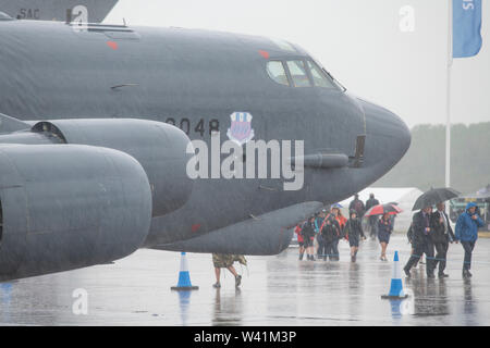 RAF Fairford, Glos, Großbritannien. Juli 2019 19. Tag 1 des Royal International Air Tattoo (RIAT) mit militärischer Flugzeuge aus der ganzen Welt Montage für größte Airshow der Welt, die vom 19.-21. Juli läuft. Schwere Regen am Tag 1 können alle fliegen Demonstrationen, mit Gewittern Prognose auch. Credit: Malcolm Park/Alamy Leben Nachrichten. Stockfoto