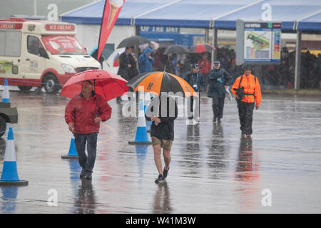 RAF Fairford, Glos, Großbritannien. Juli 2019 19. Tag 1 des Royal International Air Tattoo (RIAT) mit militärischer Flugzeuge aus der ganzen Welt Montage für größte Airshow der Welt, die vom 19.-21. Juli läuft. Schwere Regen am Tag 1 können alle fliegen Demonstrationen, mit Gewittern Prognose auch. Credit: Malcolm Park/Alamy Leben Nachrichten. Stockfoto