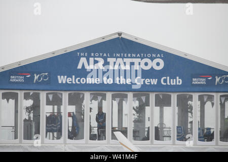 RAF Fairford, Glos, Großbritannien. Juli 2019 19. Tag 1 des Royal International Air Tattoo (RIAT) mit militärischer Flugzeuge aus der ganzen Welt Montage für größte Airshow der Welt, die vom 19.-21. Juli läuft. Schwere Regen am Tag 1 können alle fliegen Demonstrationen, mit Gewittern Prognose auch. Credit: Malcolm Park/Alamy Leben Nachrichten. Stockfoto