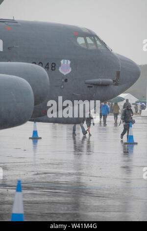 RAF Fairford, Glos, Großbritannien. Juli 2019 19. Tag 1 des Royal International Air Tattoo (RIAT) mit militärischer Flugzeuge aus der ganzen Welt Montage für größte Airshow der Welt, die vom 19.-21. Juli läuft. Schwere Regen am Tag 1 können alle fliegen Demonstrationen, mit Gewittern Prognose auch. Credit: Malcolm Park/Alamy Leben Nachrichten. Stockfoto