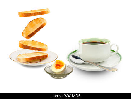 Toasten Sie mit einer Tasse Kaffee aus nächster Nähe auf einem Weißer Hintergrund Stockfoto