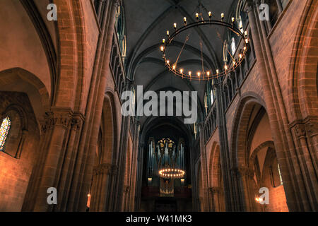 Genf, Schweiz - 26 November, 2016: Kathedrale St. Pierre Innenraum Fragment mit Orgel. Es wurde als Römisch-katholische Kathedrale zwischen den Jahren 1 gebaut Stockfoto