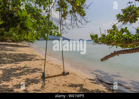 Isolierte Schwingen auf einem leeren Sandstrand auf der Insel Koh Samui in Thailand. Stockfoto