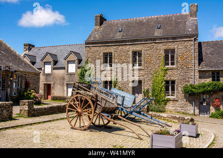 Platz von Locronan beschriftet Les Plus beaux villages de France, Finistère, Bretagne, Frankreich Stockfoto