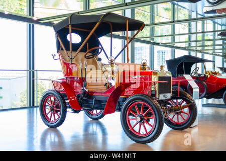 Wolfsburg, Deutschland - 06.05.2011 der zentrale Eingang zur Autostad Wolfsburg. Altes Automodell. Stockfoto