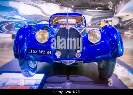 Wolfsburg, Deutschland - 06.05.2011 der zentrale Eingang zur Autostad Wolfsburg Altes Bugatti-Automodell. Stockfoto