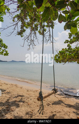 Isolierte Schwingen auf einem leeren Sandstrand auf der Insel Koh Samui in Thailand. Stockfoto