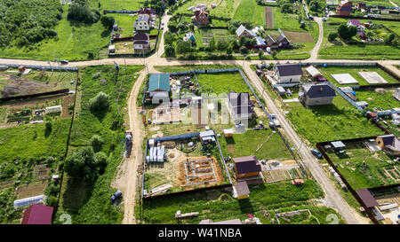 Ein neu erbautes Cottage Village mit einer Vogelperspektive. Stockfoto