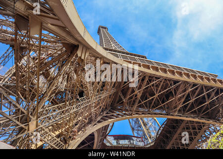 Eiffelturm gegen den blauen Himmel mit Wolken in Paris, Frankreich. April 2019 Stockfoto