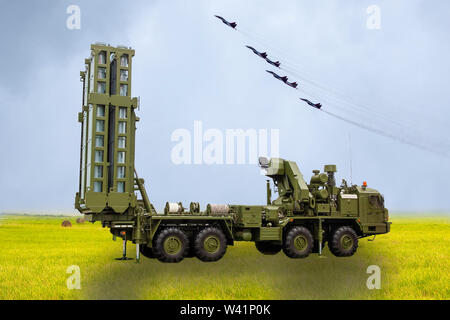 Die S-300-Raketen vor dem Hintergrund der russischen militärischen Flugzeugen Stockfoto