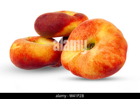 Flacher Pfirsich isoliert auf weiß. Volle Schärfentiefe. Stockfoto