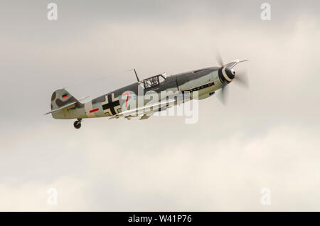 Messerschmitt Bf109 (Buchon) Jagdflugzeug aus dem Zweiten Weltkrieg. Luftwaffe 2. Weltkrieg Me109 Jagdflugzeug fliegt auf einer Flugschau in Großbritannien. Rot 7 Stockfoto