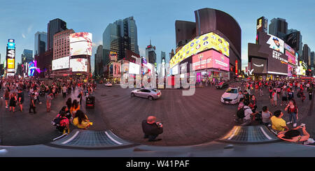 360 Grad Panorama Ansicht von 360 Grad Panorama von Times Square New York mit Polizeiauto und beleuchtete Werbefenster auf Wolkenkratzer in der Abenddämmerung.