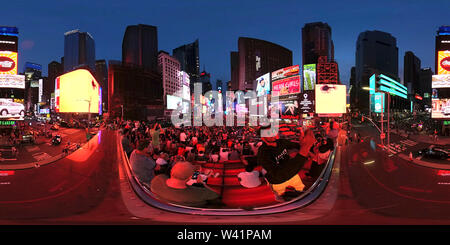 360 Grad Panorama Ansicht von 360 Panorama der Times Square in New York in der Dämmerung mit Tourist, der selfies Mittelrahmen.